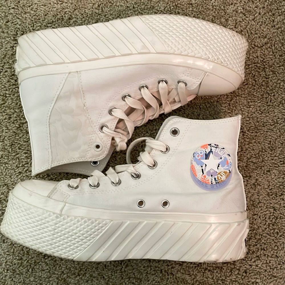 Converse Chuck Taylor platform sneakers off white with lavender soles. Women 8.5